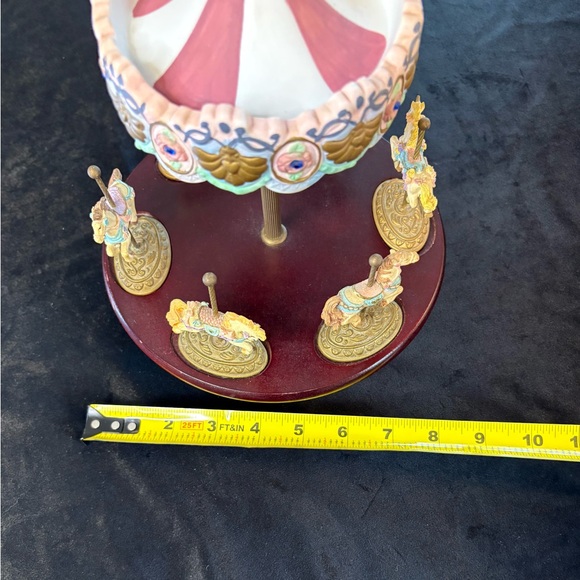 🔥🔥🔥Scarborough Fair Porcelain Carousel With 6 Gold Gilded Horse Figurines - Picture 13 of 13